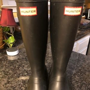 Black hunter boots